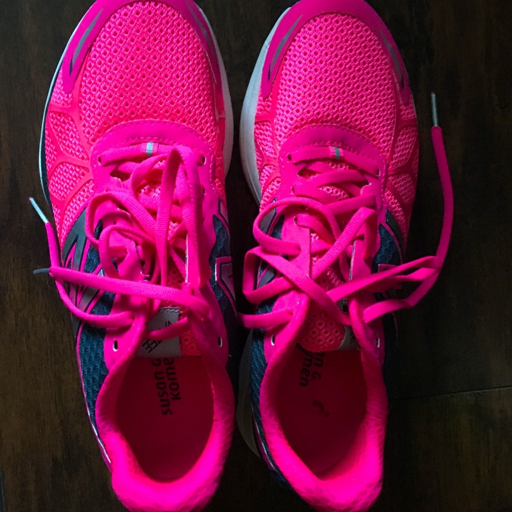 Like new New Balance breast cancer shoe